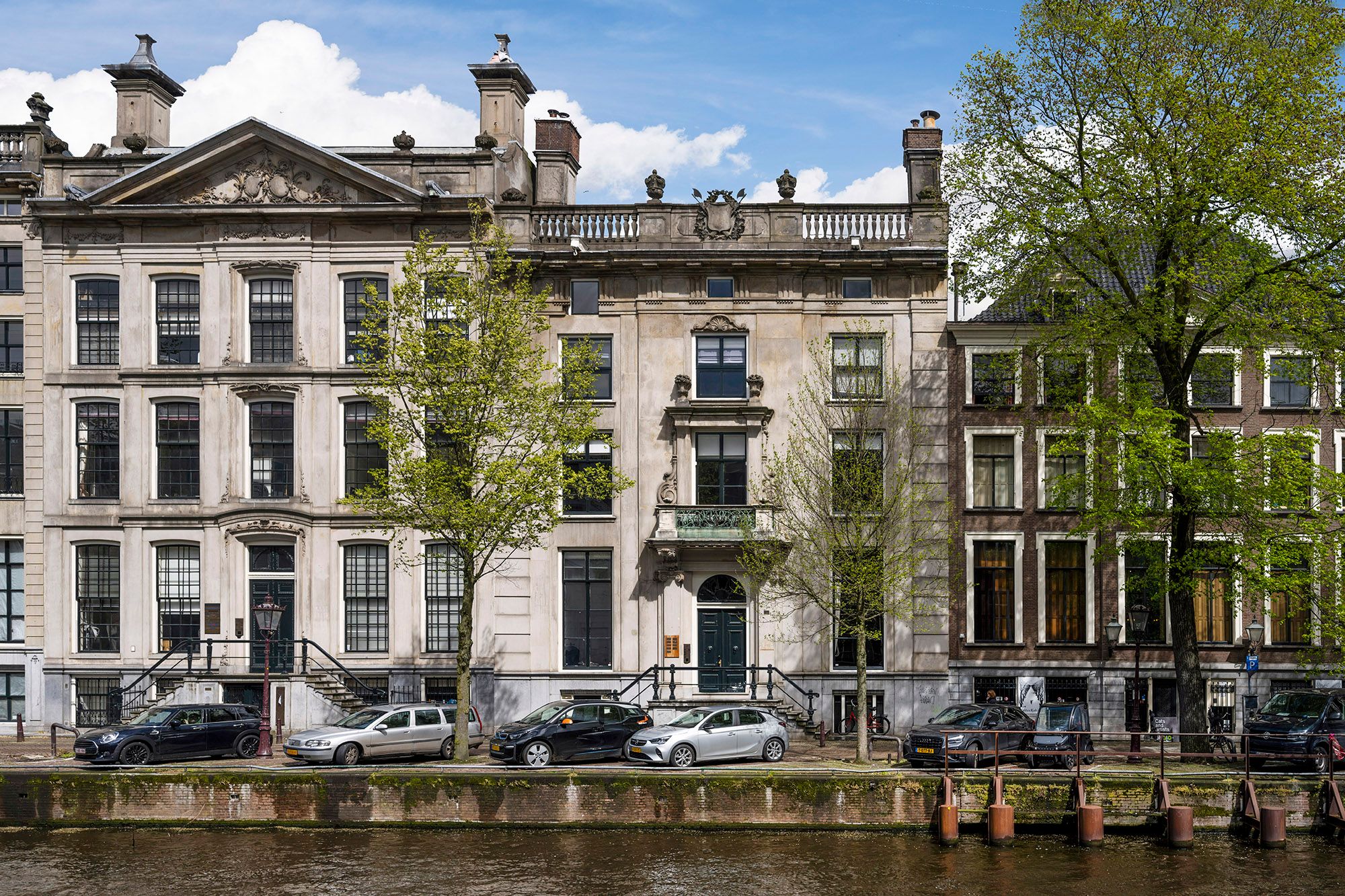 Gevel van het kantoorpand aan de Herengracht 495 in Amsterdam