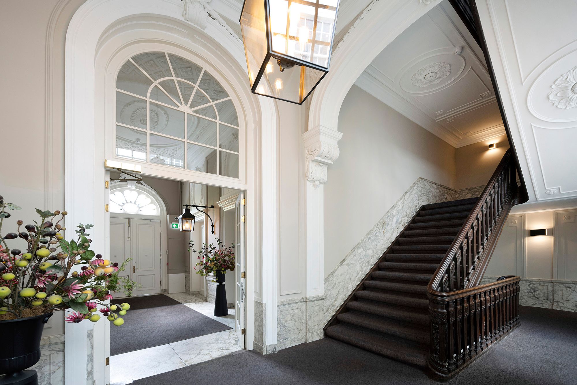 Klassiek trappenhuis met houten balustrade in het kantoorpand